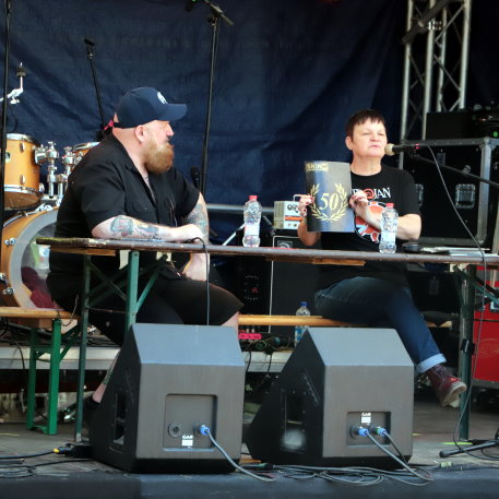 Emma Steel (D) in conversation with Dr. Ring Ding (D) 27. This Is Ska Festival - Wasserburg, Rosslau - 22. Juni 2024 (3).JPG